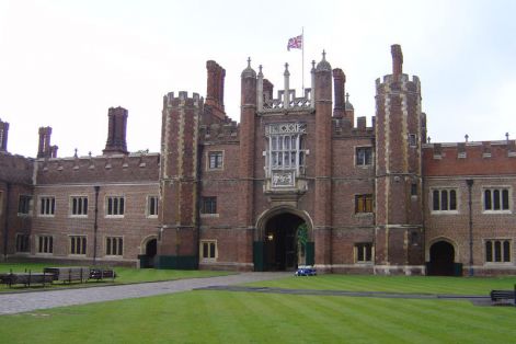 800px-hampton_court_rjl.jpg