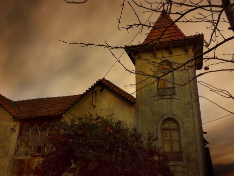 hunted_house_by_tigocarvalho.jpg