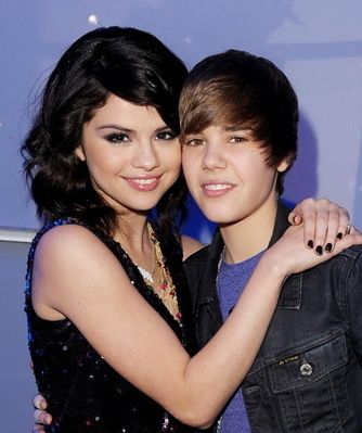 -bieber-dick-clark-s-new-year-s-rockin-eve-selena-gomez-9695030-334-399.jpg