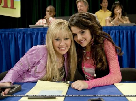 elena-are-friends-forever-d-miley-cyrus-vs-selena-gomez-4166130-800-594.jpg