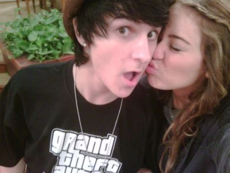 miley_cyrus_kissing_mitchel_musso.jpg
