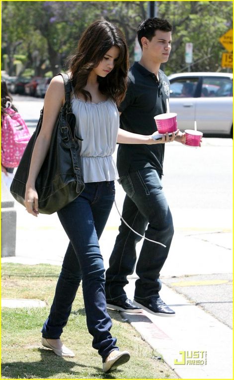 selena-gomez-taylor-lautner-froyo-03.jpg