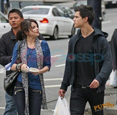 taylorlautner-selenagomez-05122009.jpg