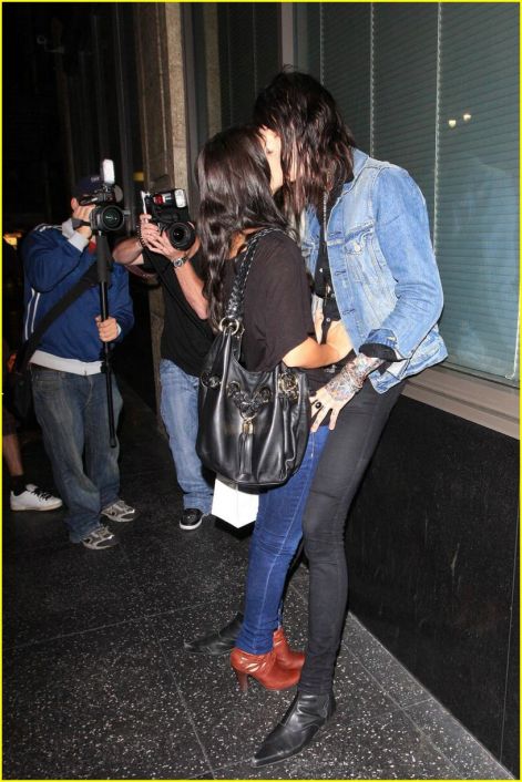 trace-cyrus-kisses-demi-lovato-look-alike-03.jpg